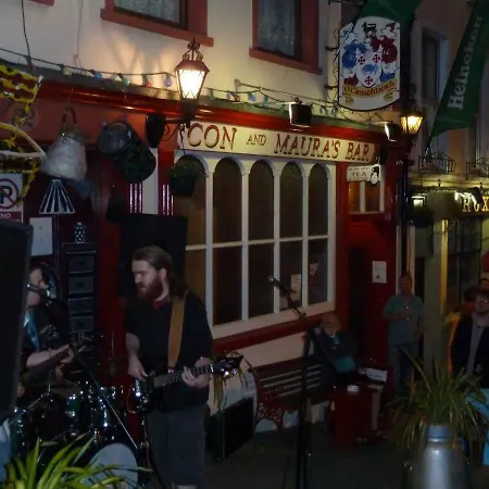 Con And Maura's Bar & Guest house
